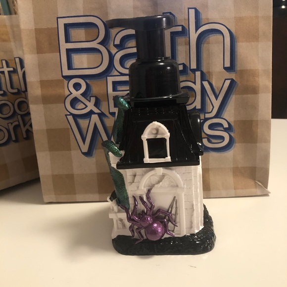 Bath & Body Works HAUNTED HOUSE HALLOWEEN Foaming SOAP DISPENSER - Picture 2 of 7